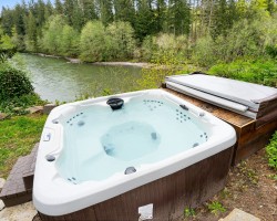Hot tub with view river cabin hot tub